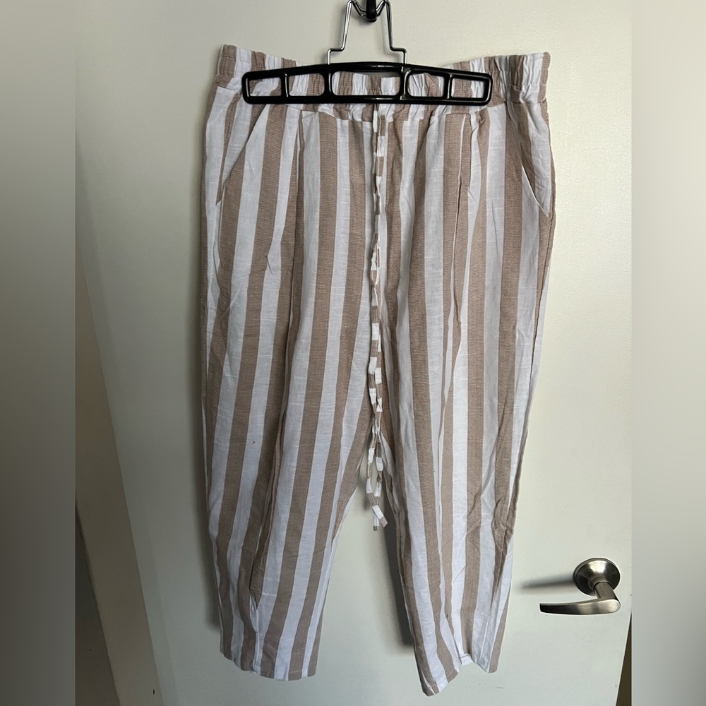 White and tan linen blend tapered capris